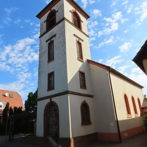 Katholische Kirche Vorderansicht mit Kirchturm