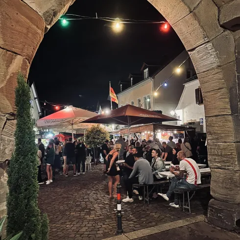 <p>Blick durch das innere Eisentor auf den hist. Marktplatz bei Nacht.</p>