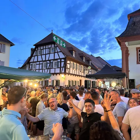 Feiernde Gäste auf dem hist. Marktplatz