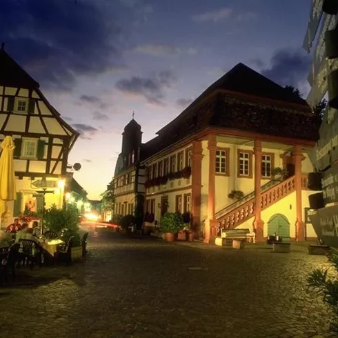 Hist. Rathaus bei Nacht (© Verkehrsverein Freinsheim)