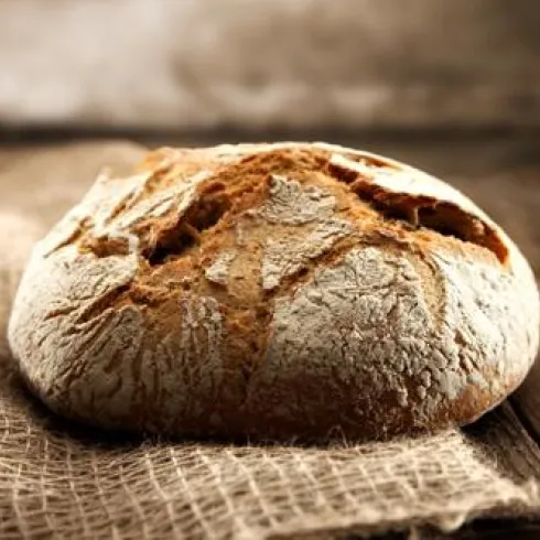 Ein Laib dunkles Brot