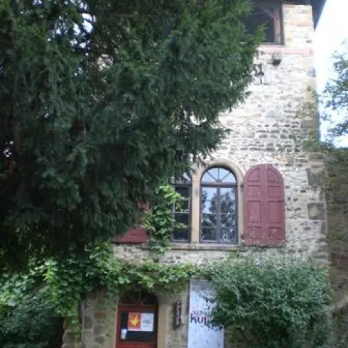 Der Casinoturm an der Stdatmauer von Freinsheim. In diesem Turm befindet sich das Freinsheimer Theater.