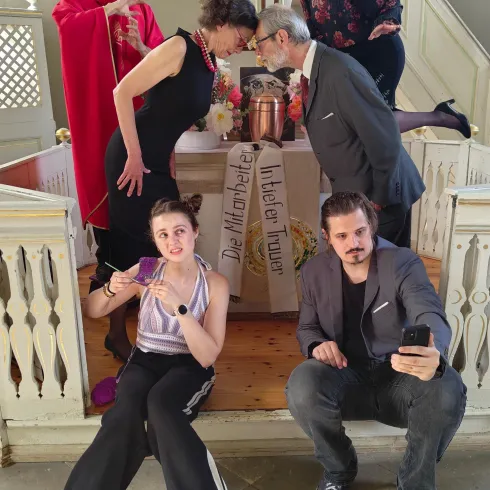 Sechs Schauspieler vor der Kulisse eines Kirchenaltars