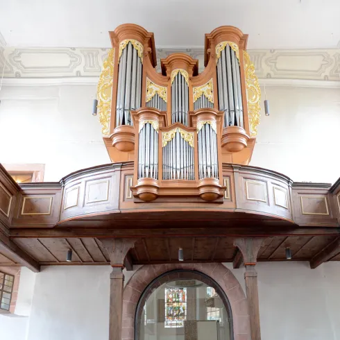 <p>Orgel in der prot. Kirche Freinsheim mit Empore und Eingangsportal.</p>