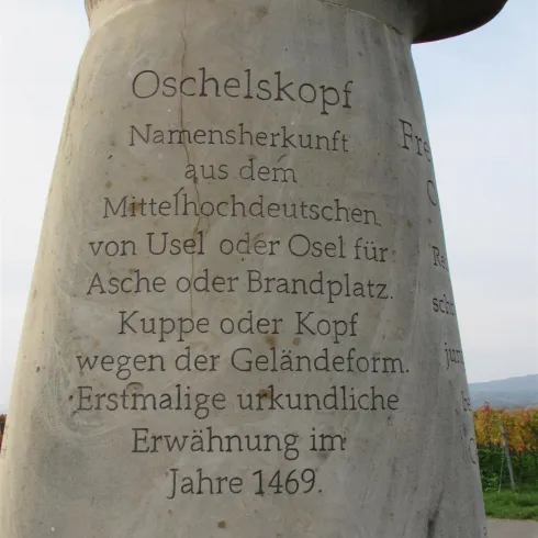 Oschelskopfskulptur mit Inschrift (© Urlaubsregion Freinsheim)