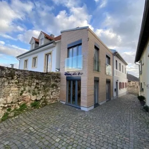 Heimatlichter, Haus Außenansicht mit Stadtmauer (© Hr. André  Straub)