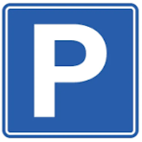 Ein blauer Parkplatzschild mit einem großen weißen "P". Es zeigt an, dass hier Parkmöglichkeiten vorhanden sind.