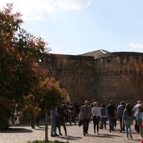Stadttor Eisentor mit Gästen