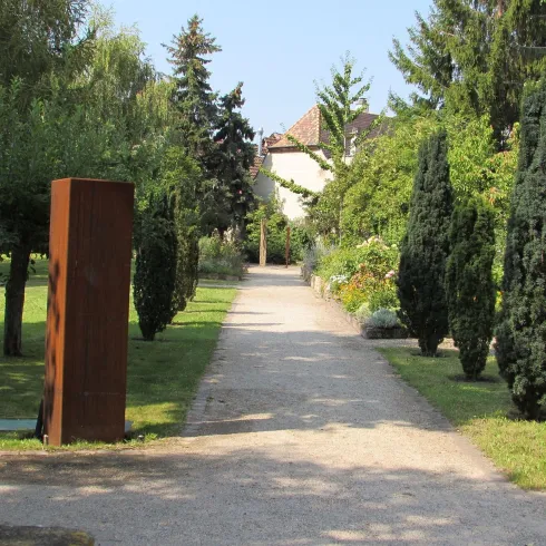 Apothekergarten, Weg mit Zypressen und Skulptur (© Urlaubsregion Freinsheim)