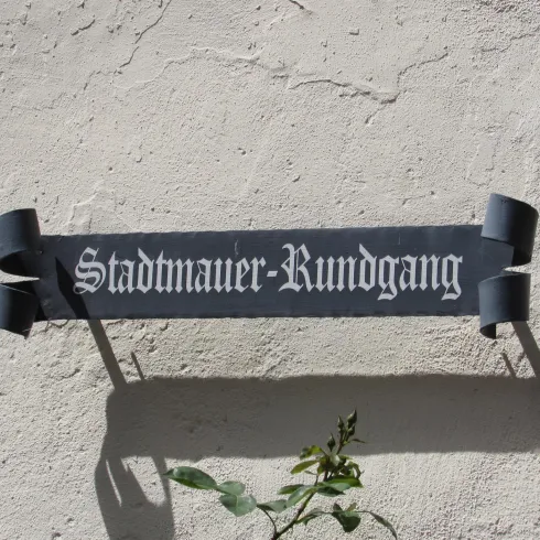 Schild Stadtmauer Rundgang (© Urlaubsregion Freinsheim - E. Metzger)