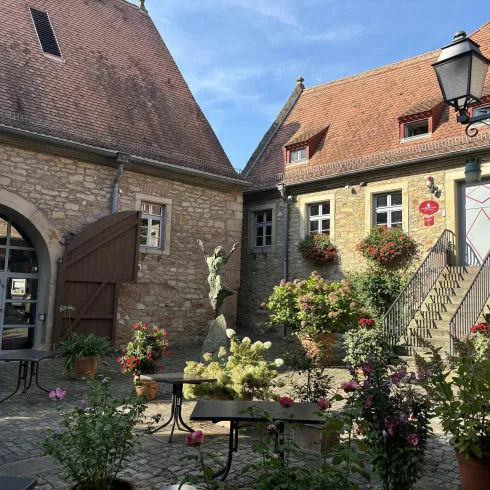 Innenhof des Von-Busch-Hof mit Eingang zur Zehntscheune und dem Restaurant