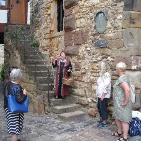Stadtmauer mit Gästeführerin (© J. Dörr)