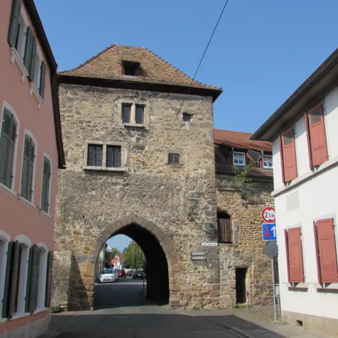 Haintor mit Haintorstraße (© Urlaubsregion Freinsheim)