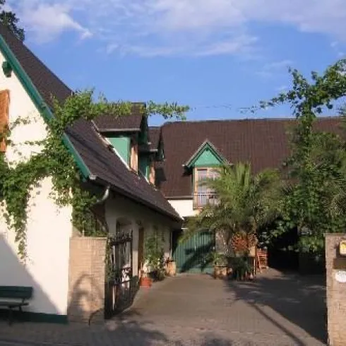 Das Foto zeigt das Weigut Kohl von der Straßenseite aus.