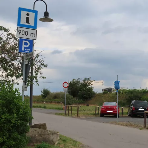 Parkplatz Kallstadt Südlicher Ortseingang 1 (© Urlaubsregion Freinsheim, Metzger)