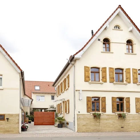 Hotel Straßenansicht (© Vinotel Weinstrasse) Hotel Straßenansicht (© Vinotel Weinstrasse)