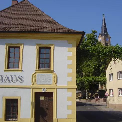 Straßenansicht Erpolzheim mit Rathaus und Kirche