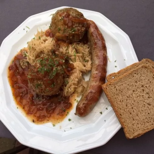 Leberknödel und Bratwurst