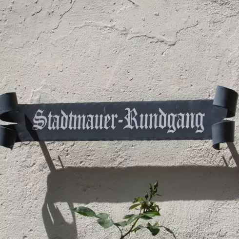 Beschilderung des Stadtmauerrundgangs in Freinsheim